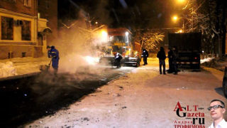 Illustration for article titled Why do Russians pour asphalt over snowed roads instead of plowing them?